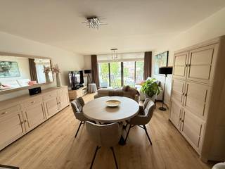 Appartement met terras op aangename ligging in Mortsel. Indeling van het appartement:Inkomhal op laminaat, +/- 5.5 m².Afzonderlijk toilet met...