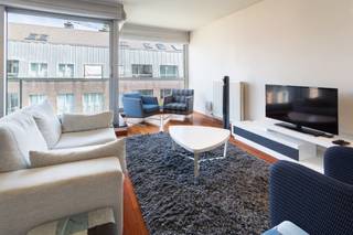 <p>Op de vierde verdieping van een verzorgd gebouw bevindt zich dit instapklare appartement van ca 90 m². Dankzij de centrale ligging tussen het nieuwe Zuidpark en het KMSKA geniet u hier van het beste wat het Antwerpse Zuid te bieden heeft.</p>
<p>De Museumstraat is een van de meest gegeerde straten van de wijk, met onder meer Delhaize, The Butcher's Store en bakkerij Dellafaille voor de deur. Ook tal van gezellige restaurants en cafésbevinden zich op wandelafstand.</p>
<p>De lichtrijke eet- en leefruimte wordt gekenmerkt door een indrukwekkende raampartij over de volledige breedte van het appartement, met een schuifraam die toegang geeft tot het terras.</p>
<p>De praktisch ingerichte keuken is voorzien van een oven, keramische kookplaat, vaatwasser en koelkast.</p>
<p>De hoofdslaapkamer van ca 16 m² biedt rechtstreeks toegang tot het tweede terras aan de achterzijde. De tweede slaapkamer van ca 10 m² leent zich perfect als kinderkamer, logeerkamer of home-office. Beide slaapkamers zijn uitgerust met ingemaakte kasten.</p>
<p>De badkamer is ingericht met een douche-in-bad en een dubbele lavabo. Verder beschikt het appartement over een apart gastentoilet en een praktische berging met aansluiting voor een wasmachine en droogkast.</p>
<p>In de ondergrondse verdieping bevinden zich een gemeenschappelijke fietsenstalling en een autostaanplaats die afzonderlijk kan worden aangekocht aan € 40.000 (excl. registratierechten).</p>