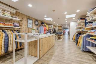 Vous recherchez un bien commercial situé dans un emplacement commercial de premier ordre dans le cœur animé de Knokke ? Ce bâtiment prêt à emménager vous offre une occasion unique d'établir votre entreprise dans la rue commerçante la plus populaire de la ville : la Lippenslaan.<br /><br />Propriétés de la propriété :<br />- Emplacement idéal : situé au cœur de la très animée Lippenslaan, lieu de prédilection pour les amateurs de shopping et les passants.<br />- Aménagement spacieux :<br />Rez-de-chaussée : (113 m²) comprenant un espace commercial, des toilettes et un espace de rangement <br />- Prêt à emménager : la propriété est en excellent état et prête à être utilisée <br />Coûts communs : 200,00 €/mois<br /><br />Bénéficiant d'un emplacement central dans l'une des rues commerçantes les plus prestigieuses de Knokke, vous attirerez à la fois les clients locaux et les touristes. La grande visibilité et l'attrait commercial de la Lippenslaan font de ce bâtiment le choix idéal pour les détaillants qui souhaitent se développer et prospérer.<br /><br />N'hésitez pas à nous contacter si vous êtes intéressé par cette propriété commerciale composée de locaux commerciaux à louer à Knokke.