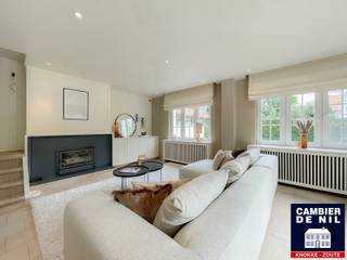 Perfect georiënteerde koppelvilla verscholen in een paadje in het Zoute, op enkele stappen van de Dominicanenkerk en de zee. Indeling: inkom met gastentoilet en vestiaire, lichtrijke woonkamer met open haard en eetkamer met toegang tot het terras en tuin, volledig ingerichte keuken met ontbijthoek, praktische berging. Op de eerste verdieping: hoofdslaapkamer met ensuite badkamer met douche (douche, lavabo en toilet). Tweede en derde ruime slaapkamer met inbouwkasten. Aparte badkamer met douche en lavabo. Bureau of tv-hoek. Op de 2e verdieping: slaapkamer en 2 extra ruimtes. Inpandige garage en toegang tot de ruime kelder. Kelder inclusief wijnkelder, opslagruimtes. Diverse parkeerplaatsen voor het huis.