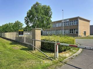 Instapklare opslagruimte (144m2) voorzien van 2 sectionaalpoorten + kantoor (Circa 24m2) te Lissewege!<br /><br /><u><strong>Benaderende OPPERVLAKTEN:</strong></u><br />Magazijn: 144m2 of 12m x 12m<br />Kantoor: Circa 24m2.<br />2 private parkeerplaatsen.<br /><br /><strong>INDELING:</strong><br /><u><strong><em>Gelijkvloers:</em></strong></u><br />Magazijn/opslagruimte, toegankelijk via gemeenschappelijke inkomhal met  2 elektrische  sectionaalpoorten.<br /><br /><u><strong>AFWERKING:</strong></u><br />Solideconstructie - gepolierde betonvloer - plat dak - 2 elektrische sectionaalpoorten - kantoor (voorzien van dubbele beglazing).<br /><br /><u><strong>GEMEENSCHAPPELIJKE UITRUSTING:</strong></u><br />- Openbare wegenis.<br />- Collectief waterbufferbekken.<br />- Openbare verlichting.<br /><br /><u><strong>GROTE TROEVEN:</strong></u><br />- Hoekpand met zichtbaarheid!<br />- Voldoende parkeergelegenheid.<br />- Solide gebouw.<br /><br /><u><strong>BESTEMMINGSMOGELIJKHEDEN:</strong></u><br />Volgens het gewestplan gelegen op ambachtelijke zone: productie, nijverheid, opslag, groothandel (B2B) met nevenactiviteiten (bedrijfswoning). Geen HORECA of kleinhandel mogelijk als<br />hoofdactiviteit!<br /><br /><u><strong>LIGGING:</strong></u><br />Vlotte ontsluiting naar kust en binnenland via expresweg.<br />Op 1 km van secundaire wegen N34 en op 1km van autosnelwege A11.<br /><br />TOPaanbod voor de SNELLE BESLISSERS! Aarzel zeker niet om ons te contacteren voor verdere info: 050/70.01.02 - info@centro.be.