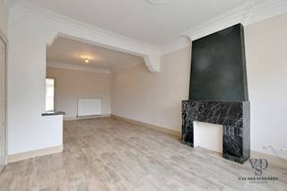 Deze eigendom situeert zich langsheen de Balegemstraat in Balegem, schuin tegenover de kerk.De woning omvat een inkomhal, gezellige leefruimte,...