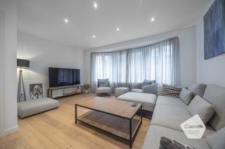 Dit <strong>volledig gerenoveerd</strong> 1-slaapkamer appartement bevindt zich op de tweede verdieping en op wandelafstand van de Visserskaai, het centrum van Oostende, winkels en horeca. <br /><br />Dit appartement werd <strong>kwalitatief gerenoveerd</strong> met hoogwaardige materialen en oog voor detail. <br />De <strong>indeling</strong> van dit appartement is als volgt;
<ul>
	<li>Inkom</li>
	<li><strong>Lichtrijke</strong> leefruimte</li>
	<li><strong>Volledig geïnstalleerde</strong> open keuken</li>
	<li>Volwaardige slaapkamer</li>
	<li>Badkamer met mogelijkheid <strong>aansluiting wasmachine</strong></li>
</ul>
<br />Indien u graag een bezoek had gewenst ter plaatse of meer informatie, aarzel niet om contact op te nemen op het nummer <strong>0495/57 45 30</strong> of via <strong>manon.vn@caenen.be</strong>. <br /> 