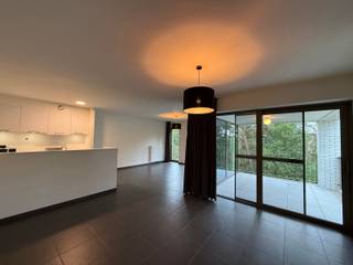 Bent u op zoek naar een comfortabel en instapklaar appartement met moderne voorzieningen?<br />Dit ruime appartement op de derde verdieping (bereikbaar met lift) biedt alles wat u nodig heeft voor aangenaam wonen.<br /><br />Het appartement bevat een volledig uitgeruste keuken met vaatwasser, koelkast, keramische kookplaat en dampkap met koolstoffilter en een lichtrijke leefruimte. Via deze leefruimte heeft u toegang tot het terras.<br />Er zijn ook 3 volwaardige slaapkamers, een badkamer met douche en een apart toilet aanwezig<br /><br />Troeven:<br />- Energiezuinige geothermische vloerverwarming<br />- Gezellig terras<br />- Verlichting en gordijnen reeds voorzien<br />- Vliegenramen aanwezig<br />- Lift in het gebouw<br /><br />Onmiddellijk beschikbaar <br /><br />Heb je interesse? Vraag uw bezoek aan via onze website https://www.immovl.be/te-huur/list en druk op de knop<strong> 'IK WENS EEN BEZOEK'</strong>.