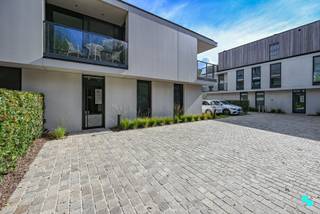 Dit rustig gelegen appartement met drie slaapkamers bevindt zich op de eerste verdieping van woonpark 'Ter Beurse' en heeft een bewoonbare oppervlakte van ca. 114 m² (volgens EPB-attest). Het appartement werd tot in de puntjes afgewerkt en blinkt uit in energiezuinigheid dankzij het geothermisch warmtepompsysteem met vloerverwarming en passieve koeling, aangevuld met zonnepanelen. Dankzij de onmiddellijke nabijheid van de Rijksweg en het op- en afrittencomplex E403 (Roeselare-Rumbeke) geniet u bovendien van een uitstekende bereikbaarheid. Verder ligt het appartement op een boogscheut van het provinciedomein 'Wolvenhof'. Indeling: inkomhal met gastentoilet, lichtrijke leefruimte met open, geïnstalleerde keuken (voorzien van een composiet werkblad, kookplaat, dampkap, microgolf, oven, koelkast en dubbele spoelbak) en praktische voorraadberging. Vanuit de leefruimte heeft u rechtstreeks toegang tot twee aangename terrassen, waar u in alle rust kan genieten van het uitzicht op het binnenplein. Verder beschikt het appartement over een badkamer met inloopdouche, dubbele wastafel en aansluiting voor de wasmachine, een eerste slaapkamer met ingemaakte kasten die zich uitstekend leent als dressing of bureauruimte, en twee bijkomende slaapkamers die eveneens voorzien zijn van ingemaakte kasten. Tot slot is er de mogelijkheid tot het aankopen van een ondergrondse garagebox van maar liefst ca. 33 m² à 35.000 euro en overname van de meubels (te bespreken). Geothermie | EK conform | E-peil E8 (bijna energieneutraal) | 8 zonnepanelen. Contacteer ons voor meer informatie.