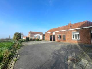 <strong>Moorslede - Woonst met bijgebouwen en uniek verzicht op +/-540 m² te koop.</strong><br /><br /><strong>Indeling:</strong><br /><u>Gelijkvloers:</u> ruime inkomhal, leefruimte, keuken, badkamer en toilet<br /><u>1ste verdieping:</u> 3 slaapkamers<br /><u>Zolder:</u> mogelijkheid tot 2 kamers<br /><u>Buiten:</u> garage, bijgebouw en tuin<br /><br /><strong>Troeven:</strong>
<ul><li>Uniek verzicht</li><li>Woning met veel potentieel</li><li>Ruim</li><li>Laag kadastraal inkomen</li><li>Georiënteerde tuin</li></ul>
Renovatieplicht