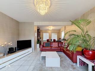 <p>Instapklare halfopen woning op een mooi perceel, rustig gelegen in een aangename woonwijk en toch nabij alle voorzieningen, waaronder een speelplein, treinstation, winkels en scholen.De woning omvat een inkomhal met apart gastentoilet, een lichtrijke leefruimte met zit- en eethoek en een leefkeuken, voorzien van alle comfort. Vanuit de keuken is er rechtstreeks toegang tot de tuin met terras, zonneluifel, overdekte loungehoek en tuinberging. Verder beschikt de woning over een ruime inpandige garage met zolderniveau, een berging en twee staanplaatsen. Op de verdieping bevinden zich een nachthal, drie volwaardige slaapkamers en een badkamer met inloopdouche, lavabomeubel, kasten en een tweede toilet.</p>
<p>Extra troeven:</p>
<ul>
<li>Gunstig EPC</li>
<li>Voorzien van 12 zonnepanelen en zonneboiler</li>
<li>Thuisbatterij en laadpaal</li>
<li>Waterverzachter</li>
<li>Regenwaterput van 5.000 liter</li>
<li>Gezellige tuin met loungehoek en terras met zonneluifel</li>
<li>Rolluiken en zonnescreens</li>
<li>Inpandige garage met zolderniveau</li>
<li>Oprit voor 2 wagens</li>
<li>Rustige ligging nabij alle voorzieningen</li>
</ul>
<p>Deze woning is te koop ZONDER makelaar via het concept van Smart Houses! Wenst u verdere inlichtingen of een bezoek? Contacteer rechtstreeks de eigenaar via <span>+32477799216</span></p>