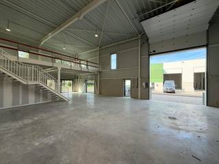 Deze polyvalente KMO-unit van ca. 216 m² is gelegen op een uiterst zichtbare hoeklocatie binnen het kwalitatieve Green Business Park te Kortessem, nabij Hasselt. Dankzij de ligging aan de straatzijde, de grote raampartijen en de moderne uitstraling beschikt de unit over een uitstekende commerciële zichtbaarheid.<br /><br />De ruimte biedt een interessante combinatie van showroom, magazijn en mezzanine dat kan dienen als kantoorruimte. De grote raampartijen zorgen voor veel natuurlijke lichtinval en maken de showroom bijzonder geschikt voor ondernemingen die klanten op een professionele manier willen ontvangen en hun producten of diensten duidelijk in de kijker willen plaatsen.<br /><br />Op de mezzanine bevindt zich bijkomende ruimte die uitstekend kan worden ingericht als kantoor, vergaderruimte of werkplek. Hierdoor kan de beschikbare oppervlakte praktisch worden ingedeeld met een duidelijk onderscheid tussen commerciële ruimte, opslag en administratieve functies.<br /><br />Ook op vlak van toegankelijkheid is de unit praktisch ingericht. Er is een sectionale poort van ca. 5 meter hoog, een afzonderlijke inkom en een ruime schuifdeur met codebediening aanwezig. Verder beschikt de unit over sanitair en zijn er maar liefst 7 privatieve parkeerplaatsen voorzien.<br /><br />De ligging op de hoek zorgt bovendien voor een uitstekende visibiliteit vanaf de openbare weg. Reclame op de gevel is mogelijk, wat een bijkomende troef vormt voor ondernemingen die hun zaak of merk duidelijk zichtbaar willen maken.<br /><br />Door de combinatie van showroom, magazijnruimte, kantoor, praktische toegang en ruime parkeermogelijkheden is deze KMO-unit geschikt voor verschillende activiteiten. Denk onder meer aan een showroom, personal training of fitnessconcept, gespecialiseerde handelszaak, interieur- of technische showroom of een onderneming die een combinatie zoekt van klantenontvangst, opslag en kantoorruimte.<br /><br />De ligging in Kortessem, nabij Hasselt, zorgt bovendien voor een vlotte bereikbaarheid en maakt deze unit geschikt als uitvalsbasis voor zowel lokale ondernemers als bedrijven die een goed zichtbare en professioneel uitgeruste locatie zoeken.<br /><br />Interesse in deze KMO-unit? Contacteer +32 470 85 30 84 voor meer informatie of een bezoek ter plaatse.