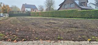 <p><span>Perceel van 688m² op top locatie in Kalmthout vlakbij het het winkel centrum De Beek!! Grond voor open bebouwing bekijk impressies op <span>www.hansimmo.be</span></span><span> . Voor alle info: bel 03/290.30.30</span></p><p><span> </span></p>