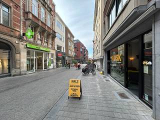 Instapklare handelsruimte/commercieel gelijkvloers van 58 m² met bijhorende bergruimte van 66 m² pal in het centrum van de stad!EPC B - Bouwjaar...