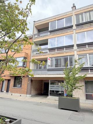 RUIM GOED ONDERHOUDEN SPECIAAL APPARTEMENT OP TOP LIGGING ( vlak in het centrum toch vrij rustig door 1 richtingstraat ) <br />1 ste verd met lift : ruime hal met vestiairekasten, <strong>zeer</strong> ruime leefruime overladen met lichtinvallen ( aanpalend een terras ) en marmeren sierschouw , prachtige grote ingemaakte kast, knappe ruimte voor eventueel keuken te plaatsen <br />badkamer ( momenteel keukenhoek ), aparte w.c. <br />2 slaapkamers elk met praktische ingemaakte kasten, 2 de terras met berging <br />verder nog een zeer ruime berging in de kelder, ramen zijn met dubbel glas <br />EPC C