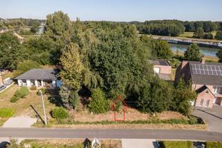 Description : Parcelle idéalement située dans la Venstraat à Viersel, dans un cadre verdoyant et agréable, dont la partie arrière se trouve en zone agricole.Caractéristiques : La parcelle offre un bel équilibre entre la partie avant et le caractère verdoyant et dégagé de l'arrière.Localisation : Venstraat 48A, 2240 VierselSuperficie : 1 843 m² Les règles d'urbanisme spécifiques peuvent être demandées auprès de notre agence. PARTICULIÈRES : Note du terrain C & Note du bâtiment INCONNUE - Le terrain est situé dans une zone à risque.Environnement : Ce terrain à bâtir est situé à proximité de l'accès à l'E313 (Massenhoven). Ce terrain vous intéresse ? N'hésitez pas à contacter notre agence.