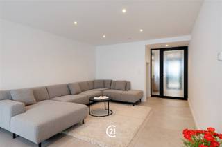 <p>Op zoek naar ruimte, een moderne afwerking en een centrale ligging?<br />Deze gerenoveerde woning nabij het centrum van Zottegem biedt het allemaal.</p><p>Bij het binnenkomen wordt u verwelkomd in een ruime inkomhal met voldoende ruimte voor het creëren van een bureau - perfect voor wie van thuis uit werkt of nood heeft aan een extra opbergruimte.<br />De lichtrijke leefruimte met open keuken vormt het hart van de woning en biedt een mooi uitzicht op de zuidgerichte tuin met terras.</p><p>Aansluitend aan de keuken bevindt zich een praktische keukenberging/wasruimte met directe toegang tot de grote garage, wat zorgt voor extra comfort en zorgeloos wonen nabij het centrum.<br />Daarnaast beschikt de woning ook over zowel een kelder als zolder, ideaal als bijkomende opslagplaatsen.</p><p>Op de eerste verdieping bevinden zich vier slaapkamers, een moderne douchekamer en een apart toilet.</p><p>Kortom, een instapklare en energiezuinige woning op een toplocatie.<br />Grijp deze kans en ontdek de troeven van deze woning ter plaatse!</p>