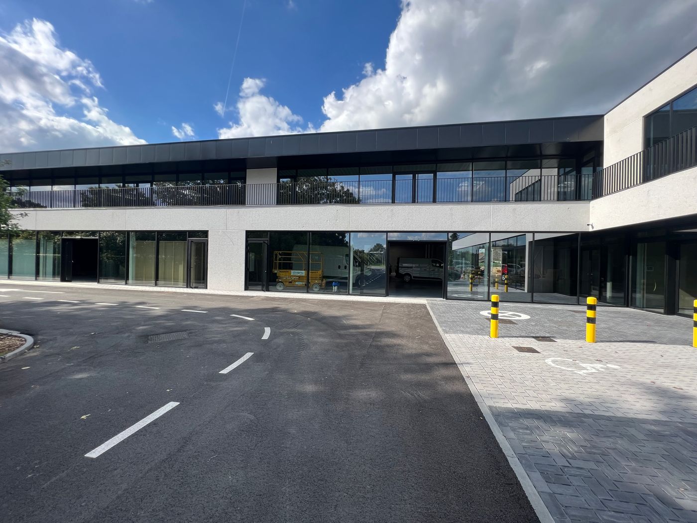 768 m² of commercial space in absolutely prime location near the R4 - photo 3