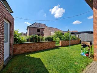 <p><span>Instapklare halfopen woning met garage, zonnepanelen en verzorgde buitenaanleg Middenstraat 6, Maasmechelen</span></p><p><span>Op zoek naar een verzorgde, instapklare woning waar comfort, energiezuinigheid en praktische indeling samenkomen? Dan is deze charmante </span><span>halfopen bebouwing op een perceel van 4a 13ca</span><span> in Maasmechelen zeker een bezoek waard. De woning werd doorheen de jaren grondig vernieuwd en biedt een aangename woonomgeving met tal van hedendaagse voorzieningen.</span></p><p><span>Bij aankomst valt meteen het verzorgde geheel op. Het </span><span>hekwerk werd vernieuwd in 2021</span><span> en ook de </span><span>volledige buitenaanleg werd in hetzelfde jaar vernieuwd</span><span>, wat zorgt voor een nette en eigentijdse uitstraling. Aan de voorzijde van de woning bevindt zich bovendien een </span><span>laadpaal (2023)</span><span> voor elektrisch laden.</span></p><p><span>De oprit biedt de mogelijkheid om rechtstreeks de </span><span>garage</span><span> binnen te rijden. Deze garage is afgewerkt met een </span><span>tegelvloer</span><span>. Op de woning én garage samen bevinden zich </span><span>19 zonnepanelen van telkens 415 Wp (geplaatst in 2023)</span><span>, wat bijdraagt aan een energiezuinig verbruik.</span></p><p><span>De woning is toegankelijk via zowel de </span><span>voordeur als de zij-ingang</span><span>.</span></p><p><span>Via de voordeur komt u in de inkomhal met toegang tot een </span><span>gastentoilet</span><span> en een </span><span>vernieuwde badkamer</span><span>, uitgerust met een douche en enkel lavabomeubel. De trap in </span><span>graniet</span><span> brengt u naar de eerste verdieping waar zich </span><span>twee slaapkamers</span><span> bevinden, aangevuld met een extra kamer die toegang geeft tot de zolder. Deze ruimte kan perfect dienstdoen als </span><span>extra slaapkamer, dressing of bergruimte</span><span>.</span></p><p><span>De ruime zolderverdieping werd ingericht als een </span><span>volwaardige derde slaapkamer</span><span>.</span></p><p><span>Op het gelijkvloers bevindt zich verder de gezellige </span><span>leefruimte</span><span>, die aansluit op de zij-inkomhal met voorzieningen voor </span><span>wasmachine en droogkast</span><span> en een praktische </span><span>ingebouwde kast met aardgasinstallatie</span><span>. Vanuit deze hal bereikt u eveneens de </span><span>verzorgde kelder</span><span>, voorzien van een tegelvloer en betegelde nette trap.</span></p><p><span>De </span><span>ruime keuken</span><span> beschikt over een </span><span>kookeiland op aardgas</span><span> en biedt directe toegang tot de gezellige tuin.</span></p><p><span>Aan de zijkant van de woning bevindt zich bovendien een </span><span>overdekt terras</span><span>, waar u in alle rust kunt genieten van zonnige dagen.</span></p><h3><span>Troeven van deze woning</span></h3><p><span>Instapklaar grondig vernieuwd sinds 2009-2010<br />Toilet vernieuwd en opnieuw betegeld<br />Vernieuwde badkamer<br />Nieuwe vloer en trapafwerking in de kelder<br />Nieuwe vloeren doorheen de volledige woning<br />Vernieuwd hekwerk en buitenaanleg (2021)<br />Laadpaal geplaatst in 2023<br />Vernieuwde inkom- en zijdeur<br />PVC-ramen met dubbele beglazing<br />Granieten trap naar de verdieping<br />19 zonnepanelen (2023)<br />Volledig opnieuw gevoegde gevel (2020)<br />Rolluiken voorzien in de keuken en één slaapkamer</span></p><p><span>Bent u op zoek naar een verzorgde, instapklare woning met garage, zonnepanelen en een aangename tuin?</span><span><br />Aarzel niet om contact op te nemen voor meer informatie of een bezichtiging.</span></p><p><span>0484 35 70 67</span><span><br /></span><span>carolien@jemar.be</span></p>