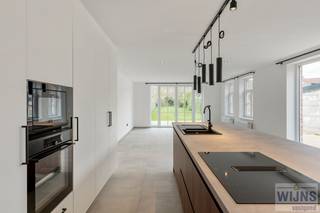 Laat je blij verrassen door deze prachtig gerenoveerde en onmiddellijk instapklare woning, rustig gelegen aan de rand van Westerlo en toch...