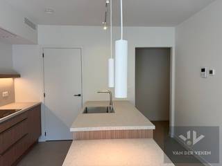 <strong>Dit appartement is onmiddellijk beschikbaar!</strong><br /><strong>Vaste kosten: € 150,00 per maand <br />Provisie verwarming: € 50,00 per maand</strong><br /><strong>Ondergrondse parkeerplaats €100,00 per maand (verplicht bij te huren!)</strong><br /><br />Ben jij op zoek naar een instapklaar appartement dat modern comfort combineert met een praktische ligging? Dit lichtrijke appartement biedt alles wat je nodig hebt voor een zorgeloze woonervaring. Bovendien zou je de eerste bewoner worden! <br /><br />Troeven van het appartement zijn onder andere de ruime indeling, die goed doordacht werd en voor veel natuurlijke lichtinval zorgt. Het appartement is voorzien van luxueus comfort: er is een hoogwaardige afwerking en alle moderne technieken werden voorzien. Dankzij de bijhorende parkeerplaats (€ 100,00 per maand) hoef je nooit naar een parkeerplek te zoeken.<br /><br />Kortom, een instapklaar en comfortabel appartement op een toplocatie!<br /><br />Word jij de allereerste bewoner van dit prachtig appartement? Surf naar www.vdv-vanderveken.be, kies bij “TE HUUR” voor dit pand en vul de kandidatenfiche in (klik in het gouden balkje op “Ik wil dit pand graag huren!”). Wij contacteren je voor een afspraak! 