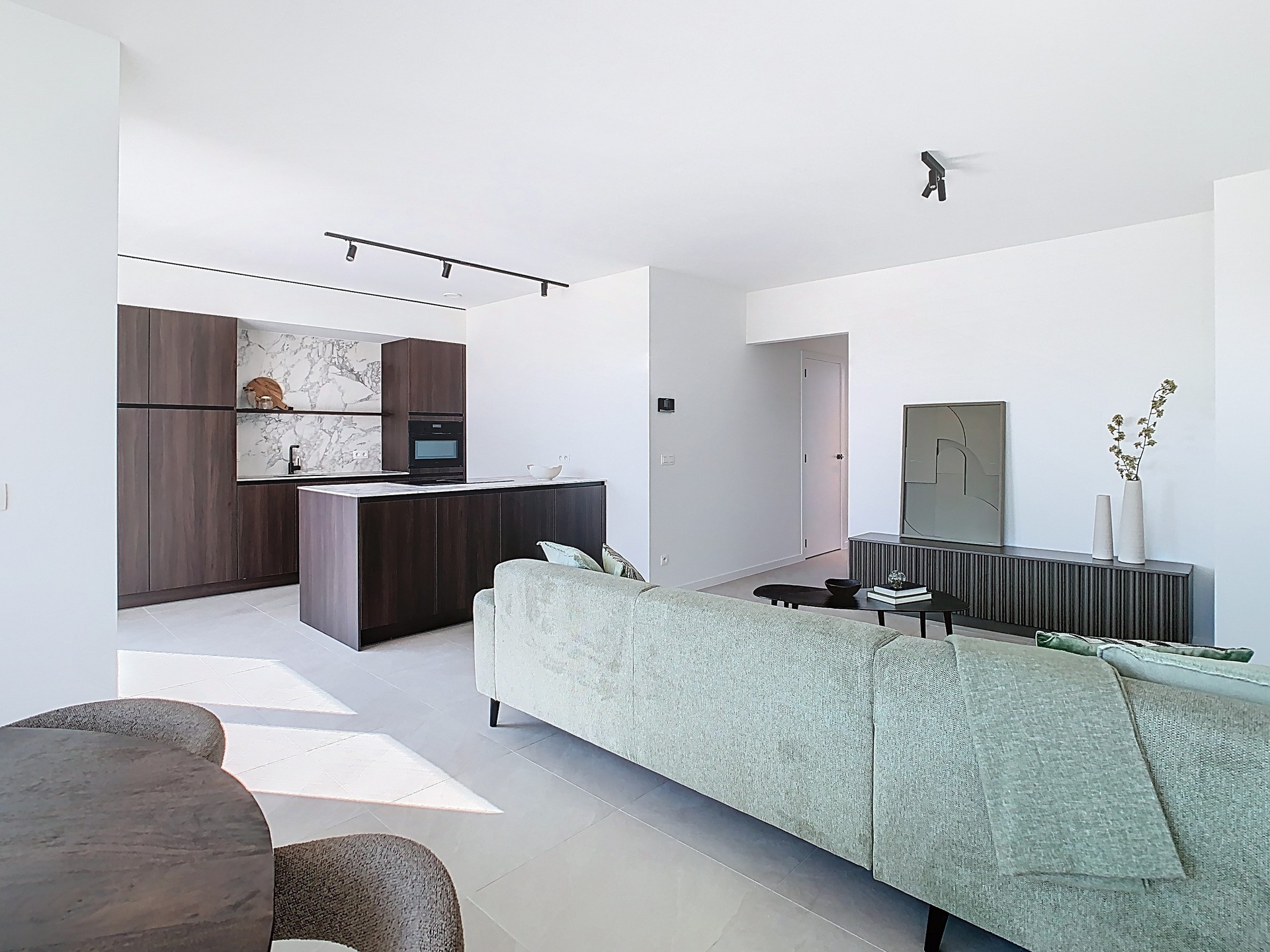 Moderne halfopen gezinswoning met 3 slaapkamers, ruime tuin en garage - foto 3