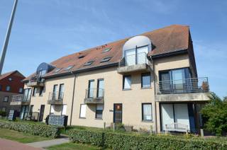 Instapklaar 2slk-appartement, zeer rustig gelegen aan de achterzijde van Residentie Tivoli Gardens op de 2de verdieping met dakverdieping.Indeling:*...