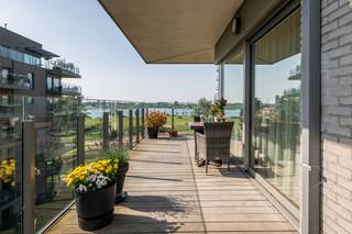 <p>Er zijn appartementen. En dan zijn er adressen die je dagelijks leven veranderen.<br /><br />Frontaal zicht op het Galgenweel. Niet vanuit een hoek, niet gedeeltelijk, maar recht voor je neus, elke ochtend opnieuw. Het water, de rust, het licht dat danst op het oppervlak. En jij, op een terras van 36 m², met nergens anders te hoeven zijn.<br /><br />36 m² terras. Dat is geen terras, dat is een buitenkamer. Met dat uitzicht als decor wordt elke avond vanzelf een evenement.<br /><br />Binnen ademt het appartement dezelfde kwaliteit. Twee volwaardige slaapkamers (waarvan 1 met opvouwbed) en een strakke badkamer met inloopdouche die van elke ochtend een moment voor jezelf maakt.<br /><br />Ook praktisch scoort dit appartement moeiteloos punten: een ondergrondse parkeerplaats met laadpaal en een eigen kelderberging zijn inbegrepen in de prijs!<br /><br />Dit is geen appartement om in te wonen. Dit is er één om van te genieten. Elke dag, in elk seizoen, met een uitzicht dat nooit verveelt.<br /><br />Troeven: – Frontaal zicht op het Galgenweel – Terras van 36 m² – 2 slaapkamers – Badkamer met inloopdouche – Ondergrondse parking met laadpaal – Kelderberging</p>