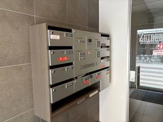 Gemeubeld duplexappartement in de mooie residentie ' Zuiderbries II' gelegen in de Duinenstraat te Bredene.<br /><br />De benedenverdieping omvat een gezellige woonkamer, open volledig ingerichte keuken met vaatwas van AEG, een afzonderlijke berging met wasmachine en apart toilet + leuk zonnig terras<br /><br />Boven bevinden zich de 2 slaapkamers en badkamer met bad en tweede toilet.<br />In de badkamer werd recent een nieuwe condensketel geplaatst.<br /><br />Afgesloten fietsenberging en lift in deze residentie.<br /><br />Gunstig EPC: 115 kWh.<br /><br />Voor meer info bel Rose op 059 330 430 - rose@immo-bel-air.be
