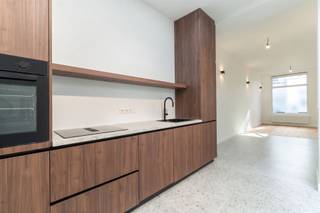 <h1><span>Karaktervolle, volledig gerenoveerde woning met 3 slaapkamers</span></h1><p><span>Achter de authentieke gevel van deze woning in de Korte Beeldekensstraat schuilt een volledig gerenoveerde en instapklare woning met 3 slaapkamers, waar hedendaags wooncomfort en authentieke charme mooi samenkomen.</span></p><p><span>Bij de renovatie werd veel aandacht besteed aan het behoud van de oorspronkelijke elementen. Een echte blikvanger is de originele trap, die zorgvuldig werd gezandstraald en opnieuw volledig tot zijn recht komt.</span></p><p><span>Ook technisch werd de woning grondig aangepakt. Het dak is splinternieuw, de elektrische installatie is conform en dankzij het gunstige EPC-label B geniet u van een energiezuinige woning.</span></p><p><span>Troeven:</span></p><ul><li><span>Authentieke gevel met karakter</span></li><li><span>Volledig gerenoveerd</span></li><li><span>3 slaapkamers</span></li><li><span>Originele elementen met zorg behouden</span></li><li><span>Gezandstraalde authentieke trap</span></li><li><span>Splinternieuw dak</span></li><li><span>Elektriciteit conform</span></li><li><span>EPC-label B</span></li><li><span>Volledig instapklaar</span></li><li><span>Gelegen nabij de Stuivenbergsite, een buurt die de komende jaren verder wordt ontwikkeld</span></li></ul><p><span>Een sfeervolle gezinswoning met een authentieke uitstraling en hedendaags wooncomfort, klaar voor haar nieuwe bewoners.</span></p><p><span>Interesse? Neem contact op voor meer informatie of een bezichtiging:  <strong>info@markasa.be</strong> of <strong>03/827.72.92</strong></span></p>