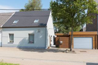 VALIMMAS verhuurt deze knusse en volledig gerenoveerde, energiezuinige driegevelwoning met garage (deels open carport met geautomatiseerde sectionaalpoort) en een gezellig ingericht terras.
Het gelijkvloers bestaat uit een inkomhal, een ruime living, een ingerichte keuken, een wasplaats en een berging.
De verdieping herbergt een overloop met bureelruimte, 2 ruime slaapkamers, en een ingerichte badkamer met ligbad.
Uitgerust met alle hedendaags comfort, sfeervolle decoratie, onmiddellijk instapklaar. Inclusief de thans aanwezige verlichting en gordijnen. CV: hoogrendementketel op aardgas. Alarmsysteem. Geïsoleerd dak en gevels, zeer gunstige EPC-waarde.
Rustig en residentieel gelegen, op wandelafstand van een bushalte.
Huisdieren niet toegelaten.
___________
| Bezoekmoment inplannen? Dat kan eenvoudig via onze website www.valimmas.be. Klik vervolgens op de blauwe knop "BEZOEK DIT PAND" bij het pand van je keuze. Let op: afspraken maken kan enkel nog online.
__________|