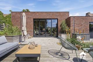 <p><strong>Instapklare woning met veel leefruimte, een zonnige tuin én uitbreidingsmogelijkheden.</strong></p><p>Bij het betreden van de woning komt u terecht in de inkomhal die toegang geeft tot de ruime, <strong>lichtrijke leefruimte met open, volledig ingerichte keuken</strong>. De moderne keuken beschikt over een kookeiland en is uitgerust met een vaatwasser, inductiekookplaat, koelkast, aparte diepvries, oven, steamer, microgolfoven en spoelbak. Dankzij het <strong>grote schuifraam </strong>geniet u van een mooie verbinding met de<strong> zongerichte tuin en het terras</strong>, ideaal om in alle rust te ontspannen.</p><p>Verder bevinden zich op het gelijkvloers een praktische berging, een aparte wasruimte, een gastentoilet en een badkamer met inloopdouche, wastafel en toilet. <strong>Aansluitend is er een extra ruimte die perfect kan dienen als dressing.</strong></p><p>Op de verdieping bevinden zich <strong>twee ruime slaapkamers.</strong></p><p>Buiten geniet u van een zonnige tuin met terras, <strong>een garage en een oprit met plaats voor meerdere wagens.</strong></p><p><strong>Extra;</strong></p><ul><li>De <strong>garage</strong> biedt bovendien een interessante uitbreidingsmogelijkheid. Bij de bouw werd de fundering namelijk voldoende zwaar uitgevoerd, waardoor boven de garage eenvoudig een derde slaapkamer kan worden ingericht.</li><li>Overal hoogrendementsglas in aluminium</li><li>Asbestveilige woning</li></ul><p><strong>Een ruime en energiezuinige gezinswoning met een uitstekende ligging en uitbreidingspotentieel. Contacteer ons vandaag nog voor een bezoek!</strong></p>