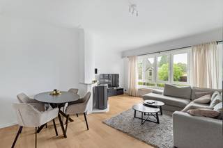 Instapklaar appartement in kleinschalig gebouw om de hoek van de Villerslei. Het appartement werd 5 jaar geleden vernieuwd. Inkomhal, woonkamer met veel lichtinval, keuken met toegang naar overdekt terras, 2 slaapkamers, waarbij de achterste slaapkamer via de voorste toegankelijk is, badkamer (ligbad, wastafel en toilet), ruime berging/dressing, aparte wasplaats. Stedenbouwkundige informatie in aanvraag.