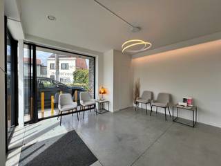 Ontdek dit veelzijdige handelspand gelegen langs de drukke Grote Baan in Lievegem, waar visibiliteit en bereikbaarheid hand in hand gaan.Met een...