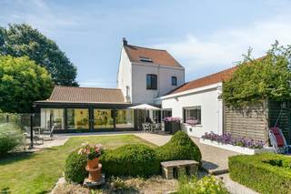 In de rustig gelegen Schreiboomstraat te Rollegem/Kortrijk vinden we deze landelijke gezinswoning te koop. Al bij het oprijden van de toegansweg ervaar je meteen een gevoel van privacy. De oprit voor de woning biedt plaats voor meerdere wagens, maar daarnaast beschikt de woning ook over een dubbele garagebox. Wat bij aankomst meteen opvalt, zijn de adembenemende, groene vergezichten die de woning omringen en zorgen voor een instant vakantiegevoel aan huis.<br /><br />Bij binnenkomst word je verwelkomd in een gezellige leefruimte die reeds een mooie opfrissing heeft ondergaan. Aansluitend op deze living bevindt zich de sfeervolle veranda. In deze lichtrijke ruimte is het zalig vertoeven met zicht op de buitenomgeving. De keuken vormt de centrale spil van het gelijkvloers en verbindt de leefruimtes vlot met de badkamer. Daarnaast beschikt de woning over een praktische kelder, ideaal als extra berging. De vaste trap brengt je naar de eerste en tweede verdieping, waar zich vier volwaardige slaapkamers bevinden.<br /><br />Verder is de woning voorzien van een airco, zonnepanelen geplaatst in 2021 en een recente verwarmingsketel. <br /><br />Het potentieel binnenin is groot, maar de allergrootste troeven bevinden zich ongetwijfeld rondom de woning. De uitgestrekte tuin is voorzien van prachtige, volwassen bomen en biedt een ongeziene combinatie van absolute rust, maximale privacy en een eindeloos groen panorama.<br /><br />Benieuwd naar meer? <br />Contacteer Yoshi Vandeginste (0474/495038) of Sarah Hanson (0493/254680).<br /><br />Dit pand is onderworpen aan de renovatieverplichting van de Vlaamse overheid voor residentiële gebouwen (behoudens bij sloop binnen 5 jaar na de aankoop). Consulteer voor meer informatie de website van het Vlaams Energie- en Klimaatagentschap via https://www.vlaanderen.be/een-woning-kopen/renovatieverplichting-voor-residentiele-gebouwen<br /><br />Bestuursmaatregelen in het maatregelenregister: nee