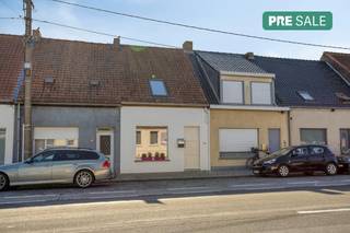 Gezellige en instapklare rijwoning te koop in Torhout . Ideaal voor starters of investeerders!Bent u op zoek naar een charmante woning op een vlot bereikbare locatie aan de stadsrand van Torhout? Deze instapklare rijwoning in de Rijselstraat 187 combineert een gunstige ligging nabij het centrum met een knusse en gezellige woonbeleving.De woning te koop beschikt over:* Gelijkvloers:- Lichtrijke en gezellige leefruimte- Ingerichte keuken* Verdieping:- Ruime slaapkamer- Berging- Vernieuwde badkamer met douche en toilet* Buiten:Zuidgericht terras waar u de hele dag van de zon kunt genieten en buitenberging, ideaal voor fietsen en tuinmeubelenRecent uitgevoerde vernieuwingen & extra comfort: - Airconditioning voorzien, zowel voor koeling als energiezuinige verwarming- Recent hoogwaardig schrijnwerk met hoogrendementsglas- Blanco elektrische keuring.De EPC-score bedraagt 339 kWh/m² maar belangrijk om te weten is dat deze score werd opgemaakt vóór de installatie van de airco/verwarming, waardoor de effectieve energiescore vandaag gunstiger zal zijn.Deze woning vormt een ideale opportuniteit voor starters, alleenstaanden of investeerders die op zoek zijn naar een zorgeloze aankoop.Interesse? Plan snel uw bezoek en ontdek zelf de troeven van deze gezellige woning te koop in Torhout!De eigendom wordt aangeboden via de Pre-sale formule. Op 20/06/2026 tussen 10:00 en 12:00 kan u de woning op afspraak komen bezichtigen en een bod uitbrengen. De vermelde prijs is een instelprijs. Voor meer info, gelieve contact op te nemen met de dossierverantwoordelijke.Bestuursmaatregelen in het maatregelenregister: nee