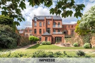 <p><em><strong>Wonen in hartje Turnhout, genietend van uw appartement met royale binnen- en buitenoppervlaktes, en dat omgeven door monumentaal erfgoed? In het centrum van Turnhout ontluikt binnenkort deze bijzondere plek om te wonen: 4 royale villa-appartementen met een terras aan de achterzijde en private parkeergelegenheid voor 2 wagens en fietsen. Dat is residentie “Het Gerecht”: De renovatie van een “one of a kind” neoclassicistisch herenhuis en beschermd monument. </strong></em> <br /><br />Een bijzonder project, waar de geschiedenis in ere hersteld zal worden. Dit statige eigendom werd in 1886 als woning gebouwd door de heer Victor Van Hal, naar een ontwerp van architect Pieter-Jozef Taeymans. Vandaar de oorspronkelijke benaming “Het huis Van Hal”. Later heeft het lange tijd dienst gedaan als arbeidsrechtbank om tot slotte omgetoverd te worden tot restaurant in het gekende VTM programma “Mijn Pop Up Restaurant” met de toepasselijke naam “Het Gerecht”. De renovatie zal gebeuren met het grootste respect voor alle authentieke elementen, zonder daarbij de (technologische) noden van vandaag uit het oog te verliezen. Zo wordt het gebouw uiteraard uitgerust met een lift. Vanzelfsprekend worden alle beschermde elementen in ere hersteld: Te denken aan de monumentale binnendeuren, de mouluren, open haarden, de majestueuze koepel, de indrukwekkende koetsdoorgang, … Elk appartement zal de volledige verdieping beslaan, waardoor u groots kan wonen, in een kleinschalige residentie.</p>
<p><strong>Het appartement op de eerste verdieping biedt bijna 210m² aan woonoppervlakte.</strong> De ruimte die we typisch zouden benoemen als “inkomhal” staat bol van de authentieke elementen en de benaming inkomhal doet deze ruimte eigenlijk geen eer aan. Dankzij de grootte en lichtinval is deze ruimte eveneens geschikt als ontspanningsruimte, bureau, of 2<sup>e</sup> zithoek. De leefkeuken, eetkamer en zithoek staan met elkaar in verbinding en genieten langs 2 zijden van natuurlijk daglicht. Openslaande deuren geven uit op het terras aan de achterzijde van ruim 25m². De hoofdslaapkamer heeft een ensuite badkamer, de 2 overige slaapkamers delen de 2e badkamer. <br /><br />Het gebouw is volledig onderkelderd met daar per appartement een private kelder en een aantal gemeenschappelijke ruimtes zoals een historische kolenkelder en wijnkelder met gewelven. U heeft hier de keuze uit bergingen van 27m² tot wel 39m². De lift bereikt voor uw gebruiksgemak uiteraard ook deze verdieping.<br /><br />Parkeren doet u onder uw eigen, dubbele carport met aansluitende fietsenstalling. Voor containers wordt een gemeenschappelijke afvalberging voorzien. </p>
<p><u>Afwerking en de wijze van aankopen<br /></u>Het appartement wordt, op de private schilderwerken na, volledig afgewerkt opgeleverd. Alles wordt tot in de puntjes afgewerkt, denkt u aan houten vloeren, kwaliteitsvolle keukens en badkamers, en de nieuwste technieken aangepast aan het authentieke karakter van het herenhuis. Indien u dit wenst, wordt u de mogelijkheid geboden om uw appartement “casco plus” aan te kopen. Dat betekent dat alle renovatiewerken en technieken inbegrepen zijn, behoudens de persoonlijke binnenafwerking van uw appartement: Vloeren (m.u.w. diegene die beschermd zijn), keuken, badkamer en schilderwerken. Wij informeren u vanzelfsprekend graag over de mogelijkheden. De appartementen worden verkocht onder het stelsel van het verkooprecht en BTW: U betaalt 12% registratierechten op de bestaande opstallen en het grondaandeel, en 6% BTW op de renovatiewerken. Wij bezorgen u met veel plezier een prijsberekening.<br /><br /><strong>Benieuwd geworden naar deze unieke appartementen in hartje Turnhout? Contacteer ons voor een afspraak. De renovatiewerken moeten nog starten maar wij leiden u nu reeds graag rond in uw nieuwe thuis. </strong></p>