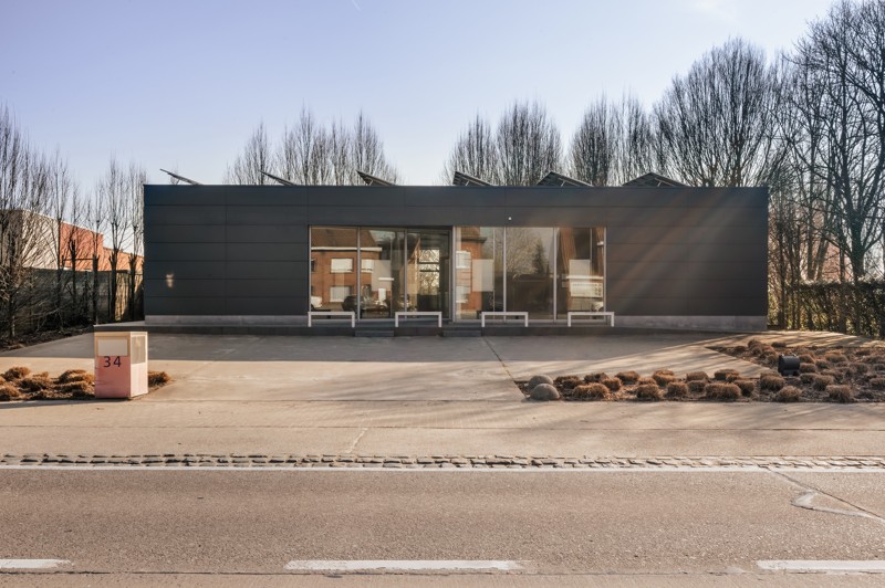 Commercieel gelegen kantoorruimte (200m2) met prive parking voor 6 wagens op 1531m2 (50 zonnepanelen met certificaten incl) - foto 3