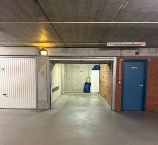 Garage te koop in Nieuwpoort-bad in residentie Zonnekeer. Toegang tot de garage is via de Franslaan.<br />Afmetingen : breedte: 2,81m ; hoogte: 2m ; diepte: 6m
