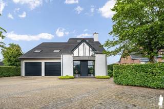<p><strong>Prachtige woning met 5 ruime slaapkamers, 2 badkamers, zuidoost tuin met groenzicht en apart magazijn</strong><br /><br /><strong>Algemeen:</strong><br />- Energiezuinige woning met EPC A<br />- Bewoonbare oppervlakte: ca. 400 m²<br />- Extra magazijn met aparte autostaanplaatsen<br />- Optimale lichtinval<br />- Het gelijkvloers en de tweede verdieping zijn recent volledig vernieuwd<br />- Groenzicht achteraan<br />- Zuidoost tuin met verschillende terrassen<br />- Prachtige leefruimte met open keuken en ontbijthoek (volledig geïnstalleerd en vernieuwd)<br />- Master bedroom met dressing en badkamer met ligbad en douche<br />- 3 (mogelijk 4) grote slaapkamers en badkamer op eerste verdieping<br />- Bureauruimte met archief<br />- Inpandige garage en oprit met voldoende parkeergelegenheid<br /><br /><strong>Onmiddellijke omgeving:</strong><br />- Zeer vlotte bereikbaarheid naar Antwerpen en Brussel (E19 en trein)<br />- Nabij het centrum van Rumst, Kontich en Aartselaar met scholen, winkels, openbaar vervoer en verschillende natuurgebieden op fiets- en wandelafstand<br /><br /><strong>Technische kenmerken:</strong><br />- Gunstig EPC: 93 kWh(m²/jaar) ; label A<br />- Bouwjaar 1998<br />- Automatische toegangspoort met videofoon<br />- Parketvloeren, ingemaakte kasten, duurzame materialen<br />- Zonnepanelen (60); airco ; domotica ; zonneweringen ; alarmsysteem en camerabewaking<br /><br /><strong>Indeling:</strong><br /><span>Gelijkvloerse verdieping</span><br />- Riante inkomhal met apart gastentoilet<br />- Prachtige leefruimte met toegang tot de tuin en het terras<br />- Ruime zithoek met gashaard en ingemaakte kasten<br />- Open leefkeuken, volledig uitgerust (SIEMENS) en met een kookeiland<br />- Berging met ingemaakte kasten en doorgang naar de garage<br />- Inpandige garage voor 2 à 3 wagens (ca. 66 m²)<br /><br /><span>Eerste verdieping</span><br />- Bureauruimte met archief, 4e slaapkamer mogelijk<br />- 3 volwaardige slaapkamers<br />- Ruime wasplaats<br />- Badkamer volledig uitgerust met een ligbad, douche en dubbel wasmeubel<br /><br /><span>Tweede verdieping</span><br />- Master bedroom met dressing en luxe badkamer met ligbad en douche<br />- Technische ruimte en extra bergzolder<br /><br /><span>Extra troef</span><br />- Buitenpandig magazijn van ca. 75 m²<br />- Ideaal voor vrije beroepen of zelfstandige activiteiten<br /><br />Stedenbouwkundige inlichtingen in aanvraag.</p>