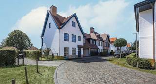 PRACHTIGE en energiezuinige nieuwbouwwoning met 4 slaapkamers en een perfect georiënteerde tuin, palend aan de NIEUWE GOLF en gelegen in het gekende VALKENERF nabij Duinenwater te Knokke-Heist.<br />Deze magnifieke half open woning omvat ruime lichtrijke met gastentoilet en vestiaire, gezellige living met open haard, zithoek en eetplaats, open keuken met keukeneiland voorzien van alle nodige toestellen uitgevend op de perfect georiënteerde tuin met tuinhuis/fietsenberging.<br />Op de eerste verdieping bevindt zich de master bedroom met grote dressing, een mooie ensuite badkamer, apart toilet en een privatief terras. Verder is er nog een tweede slaapkamer met bijhorende badkamer, apart bureel of een 3e kleinere slaapkamer, nachthal en een apart toilet. <br />Op de tweede verdieping zijn er nog 2 ruime slaapkamers en een mooie badkamer met inloopdouche en een dubbele lavabo, apart toilet en een technische ruimte.<br />De koppelvilla is volledig onderkelderd en beschikt over een inpandige garage.<br />Opsplitsing grond- en constructiewaarde - energiescore A+.<br />