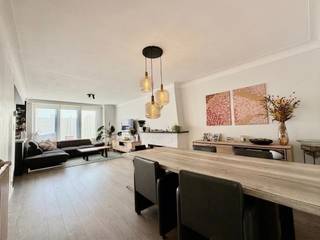 Bent u op zoek naar een ruim (94 m²), kwalitatief gerenoveerd appartement waar u werkelijk alleen nog uw koffers hoeft uit te pakken? 

Dit prachtig onderhouden 2-slaapkamerappartement in Deurne combineert modern wooncomfort met een uitstekende energieprestatie (EPC 114 kWh/m² - Label B!). 
Met een gloednieuwe hypermoderne keuken, gerenoveerde badkamer en aparte gastentoilet, twee terrassen en een overvloed aan opbergruimte is dit een unieke kans op de markt!

U komt binnen via de ruime inkomhal, die de perfecte scheiding vormt tussen het leef- en slaapgedeelte. Aan de straatzijde bevindt zich de open leefruimte die overloopt in de op maat gemaakte halfopen keuken. Stijlvol uitgevoerd in matzwart en wit, voorzien van een chic marmerlook werkblad en hoogwaardige Siemens-inbouwapparaturen (oven, combi-oven, koelkast, inductiekookplaat, afwasmachine). 

De hal geeft tevens toegang tot de moderne badkamer, een aparte gastentoilet, een grote handige berging en twee comfortabele slaapkamers. De tweede slaapkamer geniet van een raamdeur die rechtstreeks toegang geeft tot het balkon. 

Zowel aan de voorzijde (leefruimte) als aan de grote slaapkamer uitgerust met duurzame rolluiken die volledig werken op zonne-energie. Perfect voor totale verduistering en natuurlijke koeling in de zomer!

2 Private Kelders &amp; Lift

Gemeenschappelijke kosten zijn 130euro per maand. Syndicus, elektriciteit gemeenschappelijke delen, blokpolis, onderhoud lift en gang, water (verdeelsleutel pp per appartement)

Gelegen op een toplocatie: openbaar vervoer (tram) voor de deur, directe aansluiting naar de Antwerpse Ring en E313, en op wandelafstand van winkels, scholen en gezellige speelpleinen zoals het Rivierenhof.

Vanaf oktober beschikbaar na akte. 

Interesse?
📞 Neem contact op via 0474/37.60.55 of ✉️ stelamatkovic@gmail.com voor een afspraak ter plaatse.