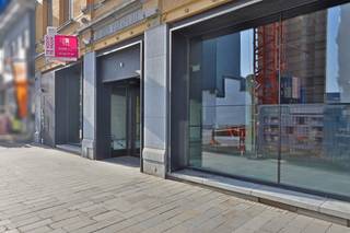 Op zoek naar een zéér ruim commercieel pand in Beveren? <br />Dit handelspand in de Vrasenestraat biedt een totale bruikbare oppervlakte van 567 m² en beschikt over een zéér gunstig EPC-label B. Op een boogscheut van de Grote Markt is er tevens voldoende publieke parking.<br /><br />De commerciële ruimte van ca. 510 m² vormt het hart van het gebouw en biedt tal van mogelijkheden. Daarnaast zijn er een opslagruimte (ca. 43 m²), een kitchenette met bureauruimte (14,8 m²) en een apart toilet aanwezig.<br /><br />Het pand is uitgerust met aluminium ramen met HR-glas, een lucht-lucht warmtepomp en een gascondensatieketel. <br />Dit handelspand kan ook gehuurd worden aan 5 500 EUR per maand.<br /><br />De voornaamste troeven is de commerciële ligging met publieke parking op de Grote Martk, 567 m² bruikbare oppervlakte, EPC-label B, reeds parkettegel in de commerciële ruimte, flexibel in te richten, praktische indeling, ...<br /><br />Contacteer ons voor bijkomende informatie en/of een bezoek via verkoop@homevast.be of tel. 03 344 77 44.