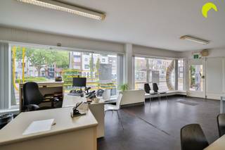<p><span>Centraal gelegen handelspand met woonst in het hart van Hoboken, met een totale oppervlakte van 147 m².</span></p><p><span>Indeling:</span><span><br />De winkelruimte is toegankelijk via een aparte inkomhal. Achteraan bevinden zich de keuken en badkamer, uitgerust met een bad en lavabo. </span></p><p><span>Verder zijn er twee slaapkamers, een apart toilet en een garagebox aanwezig.</span></p><p><span>Het pand is momenteel verhuurd en biedt een aantrekkelijk rendement van 7,9%.</span></p><p><span> </span></p><p><span>Troeven:</span></p><ul><li><span>Centraal gelegen</span></li><li><span>Zeer goed rendement</span></li><li><span>Winkel met mogelijkheid voor woonst</span></li><li><span>Garagebox</span></li></ul><p><span> </span></p><p><span>EPC label F ( renovatie verplichting)</span></p><p><span>P-score A en G-score A</span></p><p><span> </span></p><p><span>Voor een bezoek ter plaatse kan u ons contacteren op het nummer 03 449 42 41 of mail ons via hallo@habicom.be.</span></p><p><span>Benieuwd naar de waarde van jouw woning? Check het gratis op <span>www.watismijnhuiswaard.be</span></span></p><p><span> </span></p><p><span> </span></p>
