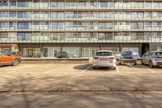 <p><span>Veelzijdige commerciële ruimte met uitstekende parkeermogelijkheden </span></p><p><span>Bent u op zoek naar de ideale plek voor uw kantoor, praktijk of handelszaak? Dit functionele pand aan de </span><span>Lambrechtshoekenlaan 209</span><span> biedt een uitstekende zichtbaarheid op een as met veel passage. De indeling is uiterst praktisch en leent zich uitstekend voor diverse commerciële doeleinden of vrije beroepen.</span></p><p><span> </span></p><p><span>De highlights:</span></p><ul><li><span>Toplocatie:</span><span> Uitstekende visibiliteit op een commerciële as met veel passage.</span></li><li><span>Veel lichtinval: </span><span>Grote raampartijen voor-en achteraan</span></li><li><span>Instapklaar &amp; Compleet:</span><span> Voorzien van een dubbele </span><span>kitchenette</span><span> en eigen </span><span>sanitair</span><span>.</span></li><li><span>Functionele indeling:</span><span> 1 vergaderzaal, 2 ruime kantoren, een apart bureel en een handige berging.</span></li><li><span>Lichtrijk:</span><span> Grote raampartijen in de kantoren voor optimale lichtinval.</span></li><li><span>Uitzonderlijk parkeren:</span><span> Inclusief </span><span>4 staanplaatsen</span><span>, met 6 extra plaatsen optioneel (75€/plek/maand).</span></li></ul><p><span> </span></p><p><span>Indeling en faciliteiten:</span><span> Dit voormalige kinderdagverblijf is slim ingedeeld om professionaliteit en comfort te combineren. Naast de centrale </span><span>vergaderzaal</span><span> en de </span><span>drie aparte kantoren</span><span>, beschikt het pand over alle nodige faciliteiten voor uw team en cliënteel, waaronder functionele </span><span>kitchenettes</span><span> en verzorgd </span><span>sanitair</span><span>. Een extra berging zorgt voor het nodige opberggemak.</span></p><p><span>Deze ruimtes zijn ook makkelijk om te vormen tot 1 grote, open ruimte. </span></p><p><span> </span></p><p><span>Parkeercomfort:</span><span> Een van de grootste troeven is de parkeercapaciteit. Naast de 4 inbegrepen staanplaatsen kunnen er optioneel nog 6 extra plaatsen worden gehuurd. Uniek in deze regio en een enorme meerwaarde voor zaken met veel cliënteel of personeel.</span></p><p><span>Kortom:</span><span> Een polyvalent handelspand met een sterke visibiliteit, volledig uitgerust en met ongeziene parkeermogelijkheden in Merksem.</span></p><p><span> </span></p><p><span>Huurprijs:1950€/maand </span></p><p><span>Provisie nutsvoorzieningen:  300€/maand </span></p><p><span>Beschikbaarheid: Onmiddellijk</span></p><p><span> </span></p><p><span>Interesse?</span><span> Bel ons op 03/646.66.55 of lynn@sinjoor.be</span></p><p><span> </span></p><p><span> </span></p>