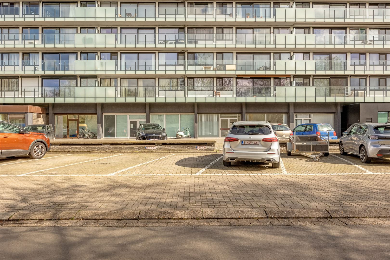Veelzijdige commerciële ruimte met privé parkeerplaatsen  - foto 2