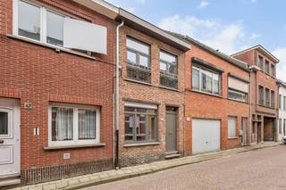 Welkom in deze instapklare en gerenoveerde woning in het hart van Lier! Dit charmante rijhuis van het jaar1920 combineert modern comfort met...