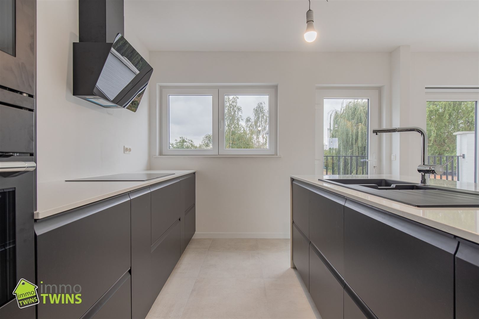 Ruime, stijlvol gerenoveerde woning met garage en oprit - foto 3