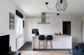 <p><span>Square Estate presenteert u dit prachtige appartement van 100 m² in het hart van een recent gebouw.</span></p><p><span>Het appartement is als volgt ingedeeld: een inkomhal met vestiaire, een ruime en lichte woonkamer met volledig uitgeruste open keuken, twee slaapkamers, een badkamer en een apart toilet. </span></p><p><span>Het appartement beschikt ook over een prachtig terras op het zuidoosten, een kelder en een parkeerplaats voor een toeslag van 100/maand.</span></p><p><span>Het appartementencomplex beschikt ook over een lift en de gemeenschappelijke kosten bedragen 100 per maand.</span></p><p><span>Voor meer informatie of om een bezichtiging te plannen, kunt u contact opnemen met Square Estate op 02/460.42.01 of via info@square-estate.be. </span></p>