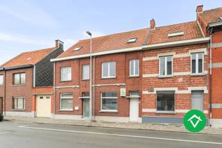 Deze woning is gelegen op een zeer strategische ligging! Zeer dicht bij het ziekenhuis, scholen, AD Delhaize, het stadspark en het stadscentrum. <br /><br />De woning is volledig gerenoveerd met respect en behoud voor authentieke elementen. De woning beschikt op het gelijkvloers over: Inkomhal - badkamer (bad, douche en badkamermeubel) - apart toilet - technische (was)berging - ruime, lichtrijke living - prachtig uitgeruste keuken - aangename, zonnige stadstuin - droge kelder. <br />Op het tweede verdiep: 3 volwaardige slaapkamers. Waarvan één nog ingericht kan worden als een tweede badkamer met toilet. Op de tweede verdieping is de zolderverdieping volledig ingericht als een 4e slaapkamer. <br /><br />Troeven:<br />- Centrale ligging<br />- Prachtige ingerichte starterswoning met authentieke elementen!<br />- EPC-score B! Zonnepanelen aanwezig. <br />- 4 volwaardige slaapkamers<br />- Attest goedgekeurde elektriciteit aanwezig<br /><br />Opzoek naar een volledig afgewerkte starterswoning of investering? Contacteer ons vandaag nog voor meer info!