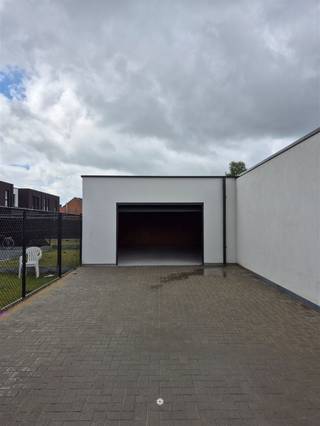 LOKEREN - Garagebox Te Huur op een boogscheut van het centrum Interesse in een ruime garage te Lokeren? Dit zijn alvast de troeven:-40m²...