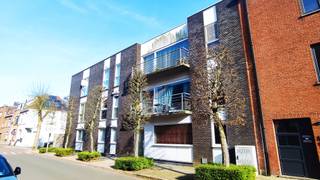 Sint Andries: zeer goed gelegen appartement tussen de Gistelse en de Torhoutse Steenweg, op wandel-/fietsafstand van het station en met zeer...