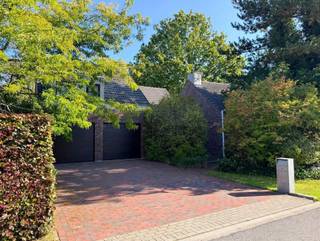 <p><span>Ruime en charmante woning op toplocatie in Mol</span></p><p><span>Deze ruime en charmante woning is rustig gelegen, maar toch op wandelafstand van het centrum van Mol. </span></p><p><span>De woning combineert een aangename leefomgeving met een praktische indeling en een ruime tuin, omgeven door groen en natuur.</span></p><p><span> </span></p><p><span>De woning omvat een inkomhal met vestiaire en gastentoilet, een volledig uitgeruste open keuken met praktische berging naast de keuken, een ruime leefruimte met open haard en een bureauruimte. </span></p><p><span>Daarnaast is er een dubbele garage met extra bergruimte.</span></p><p><span> </span></p><p><span>Op de eerste verdieping bevinden zich vier volwaardige slaapkamers en een badkamer met ligbad.</span></p><p><span>Een zolderruimte is ook aanwezig. </span></p><p><span> </span></p><p><span>De ruime tuin biedt volop rust en privacy en sluit prachtig aan bij de omliggende natuur. </span></p><p><span>Een ideale gezinswoning voor wie comfortabel en rustig wil wonen, zonder het centrum te moeten missen.</span></p>