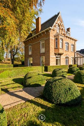 In het centrum van Handzame bevindt zich deze karaktervolle manoir uit de jaren 1920, gelegen op een uitgestrekt perceel van 7.970 m². Het pand combineert authentieke architectuur, royale ruimtes en uitzonderlijk potentieel, ideaal voor een renovatieproject op een centrale locatie.<br /><br />De woning beschikt over een inkomhal met vestiaire, een bureelruimte, een zuidwest georiënteerde woonkamer met veel licht en zicht op de tuin, en een keuken. De kelder biedt extra bergruimte. Op de eerste verdieping zijn vier slaapkamers en een badkamer, terwijl de zolderverdieping ruimte biedt voor een vijfde slaapkamer of hobbyruimte.<br /><br />De aanbouw, ontworpen door architect Degeyter, heeft een aparte ingang en kan perfect dienen als ruimte voor een vrije beroeper of praktijk.<br /><br />De parktuin is een absolute troef: goed onderhouden, met vijver, moestuin en theehuisje. Verder beschikt het pand over een bijgebouw, dubbele garage en ruime parking, wat het geheel multifunctioneel en praktisch maakt.<br /><br />Deze renovatie-eigendom biedt een unieke kans om een klassiek 1920’s karakterpand naar eigen smaak te herstellen, met behoud van zijn tijdloze charme en alle moderne mogelijkheden.